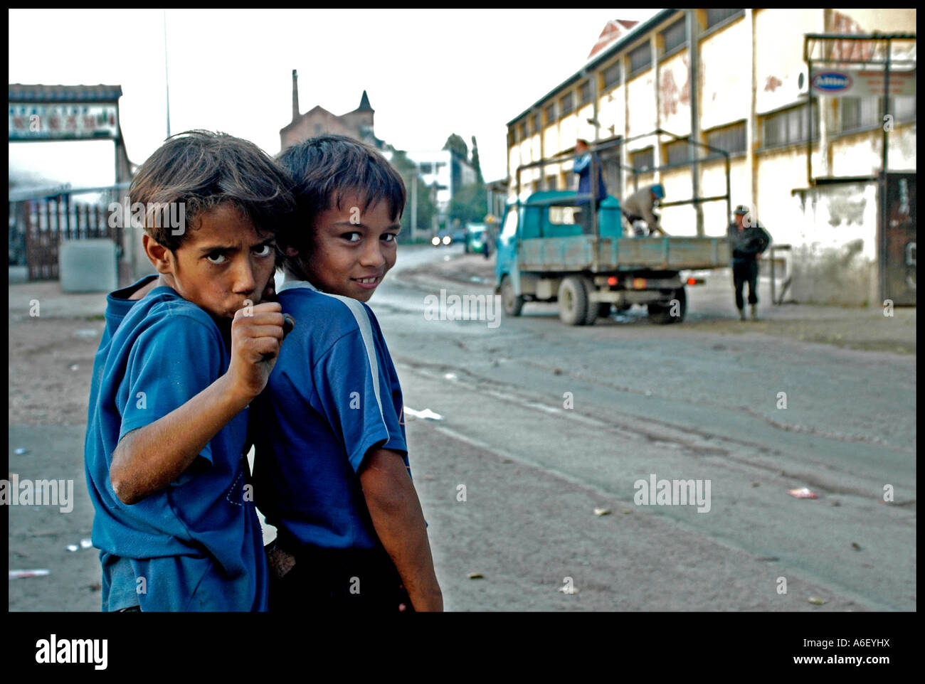 Bambini zingari dal ghetto Nis Foto Stock