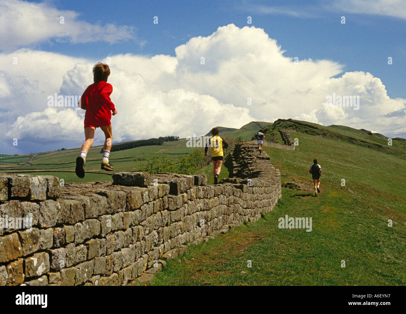 I giovani che corre lungo il vallo di Adriano, l'Inghilterra settentrionale. UNESCO - Sito Patrimonio dell'umanità. Foto Stock