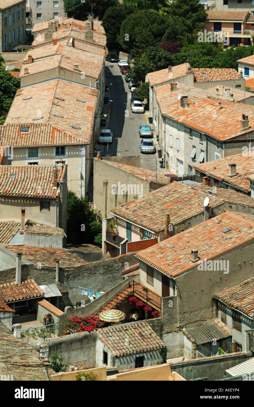 Guardando verso il basso dal Merli di Carcassonne città fortificata medievale sui tetti della città bassa Foto Stock