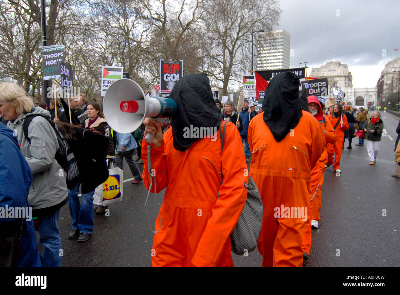 Le manifestazioni per la pace a Londra Trafalgar square 100 mila manifestanti 24 2 07 Foto Stock