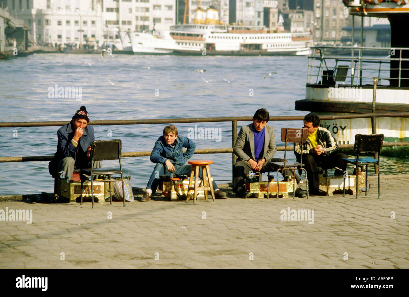 Lustrascarpe ragazzi Istanbul Turchia Foto Stock