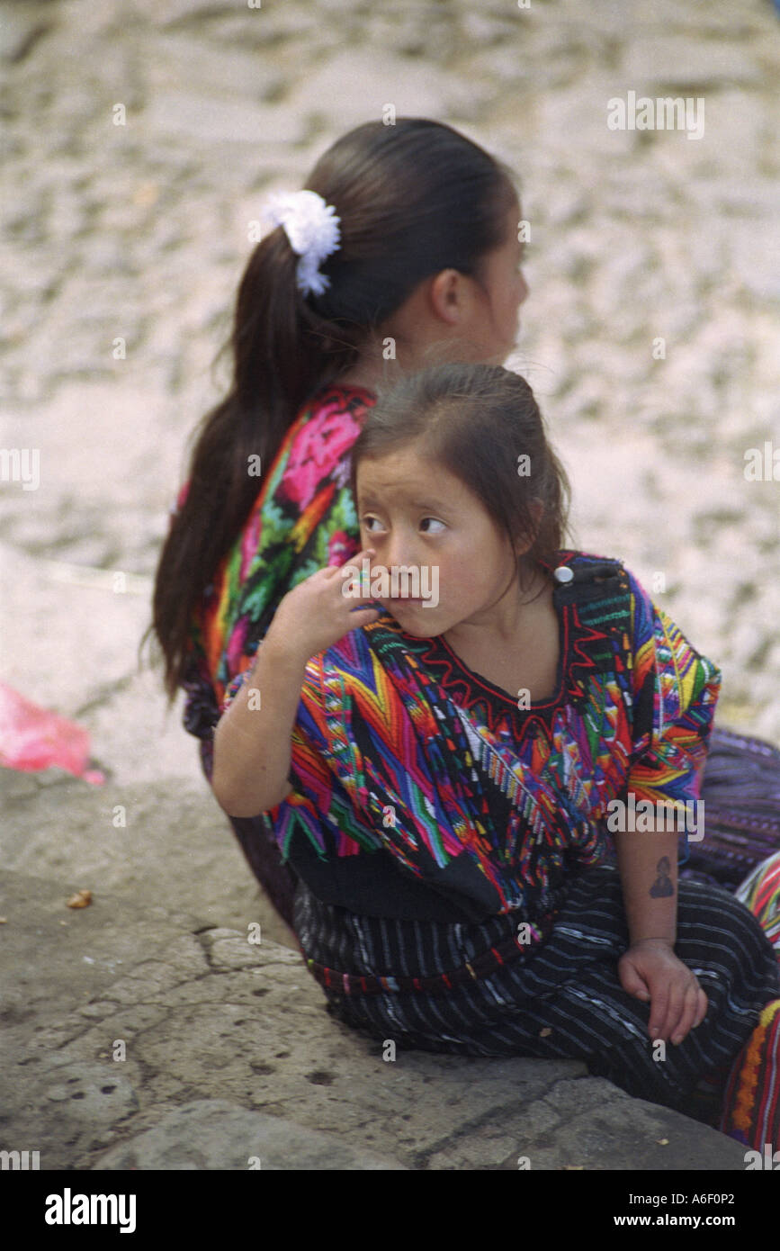 Indigeni madre e figlia Chichicastenango Guatemala Foto Stock