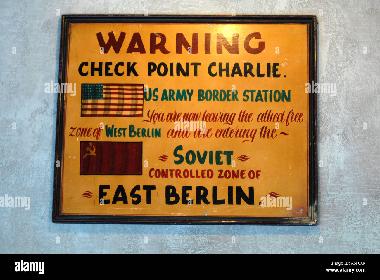 Il Checkpoint Charlie segno dall'epoca della guerra fredda di Berlino Foto Stock