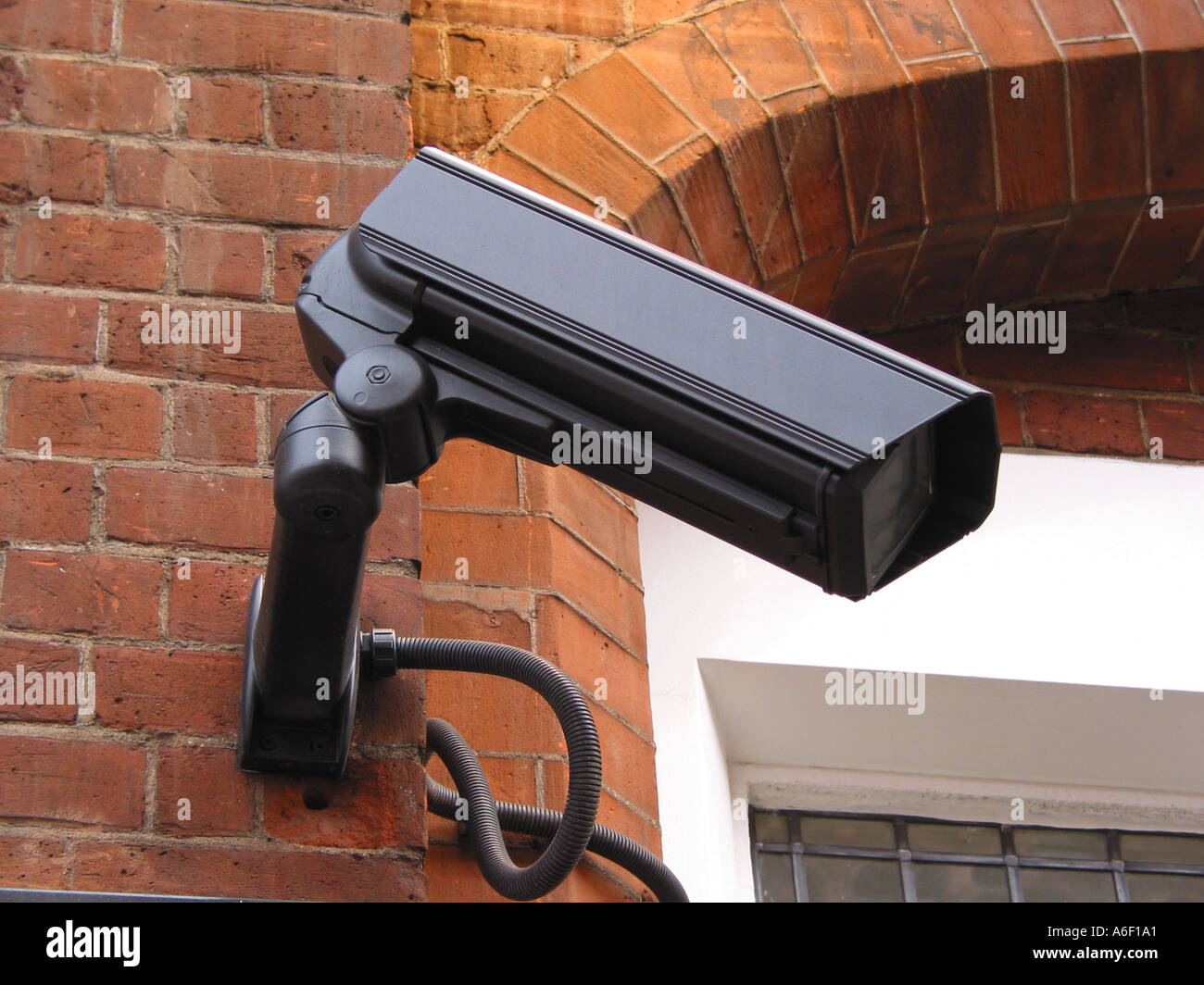Office Video Security System, telecamera di sicurezza nera sul lato dell'edificio. Foto Stock