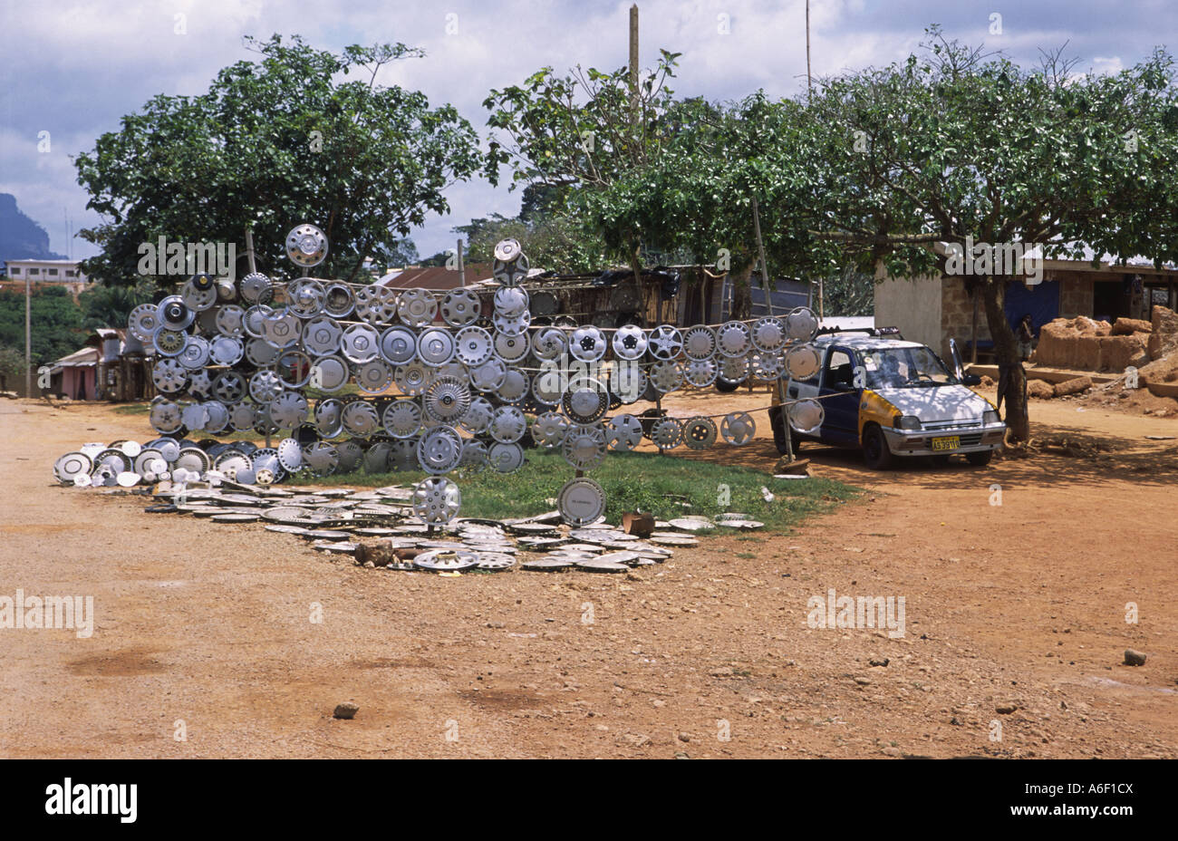 I tappi del mozzo per la vendita sul lato della strada vicino a Nkawkaw, Ghana, Africa occidentale Foto Stock