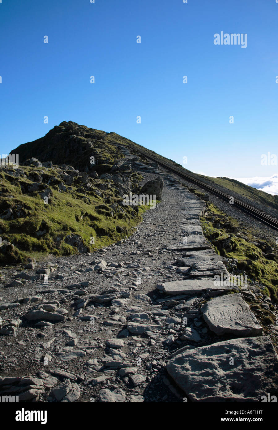 L'avvicinamento finale alla cima del monte Snowdon Yr Wyddfa seguendo la linea ferroviaria Parco Nazionale di Snowdonia Gwynedd in Galles Foto Stock