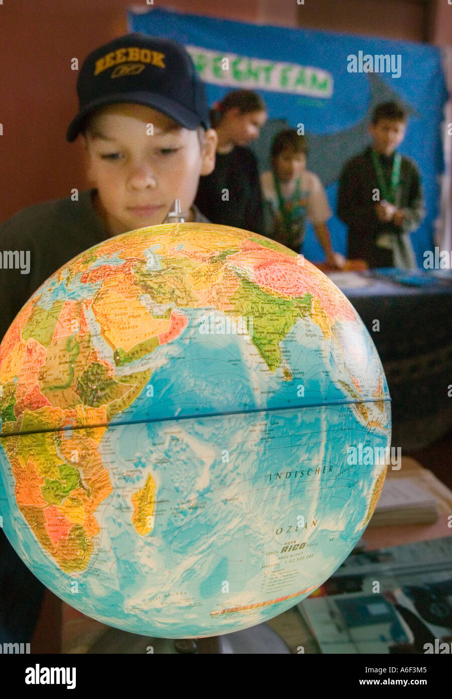 Heidelberg, DEU, 19.11.2005: Il Greenteam della Heidelberger Waldorf scuola informa circa Greenpeace presso un info stand presso il Foto Stock