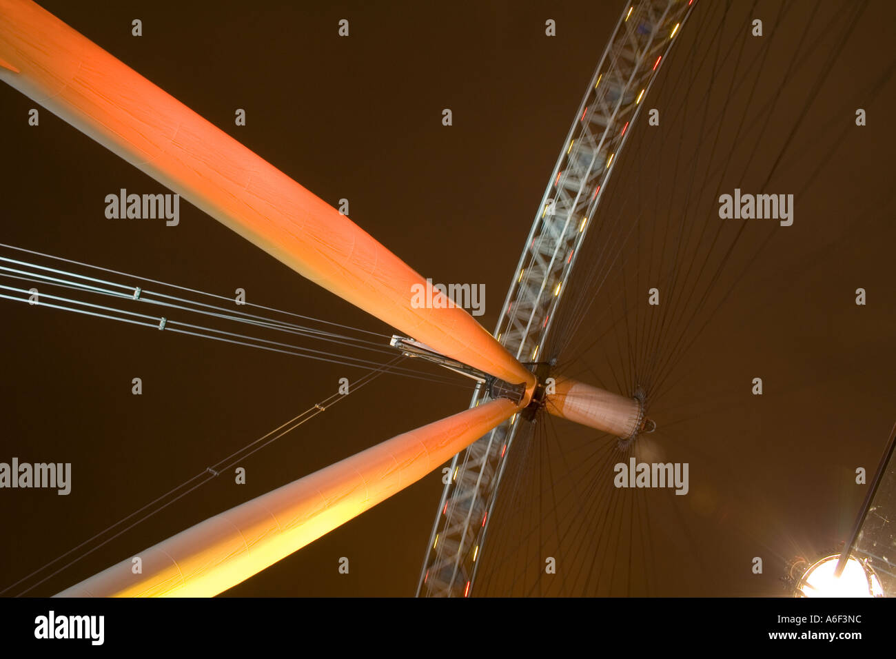 London Eye - Millennium Wheel vista dal basso Foto Stock