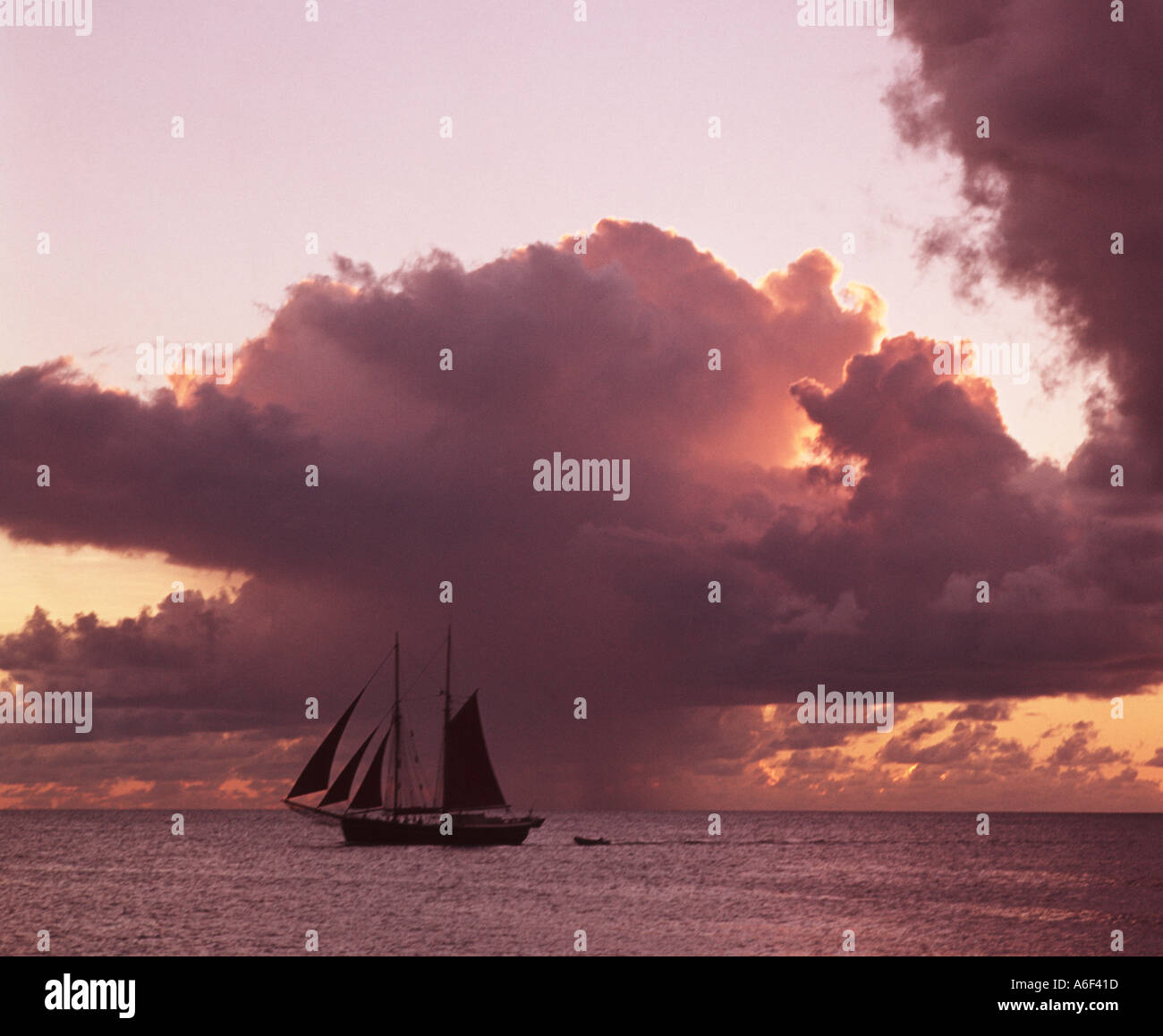 Nave a vela al tramonto nel Mar dei Caraibi Foto Stock