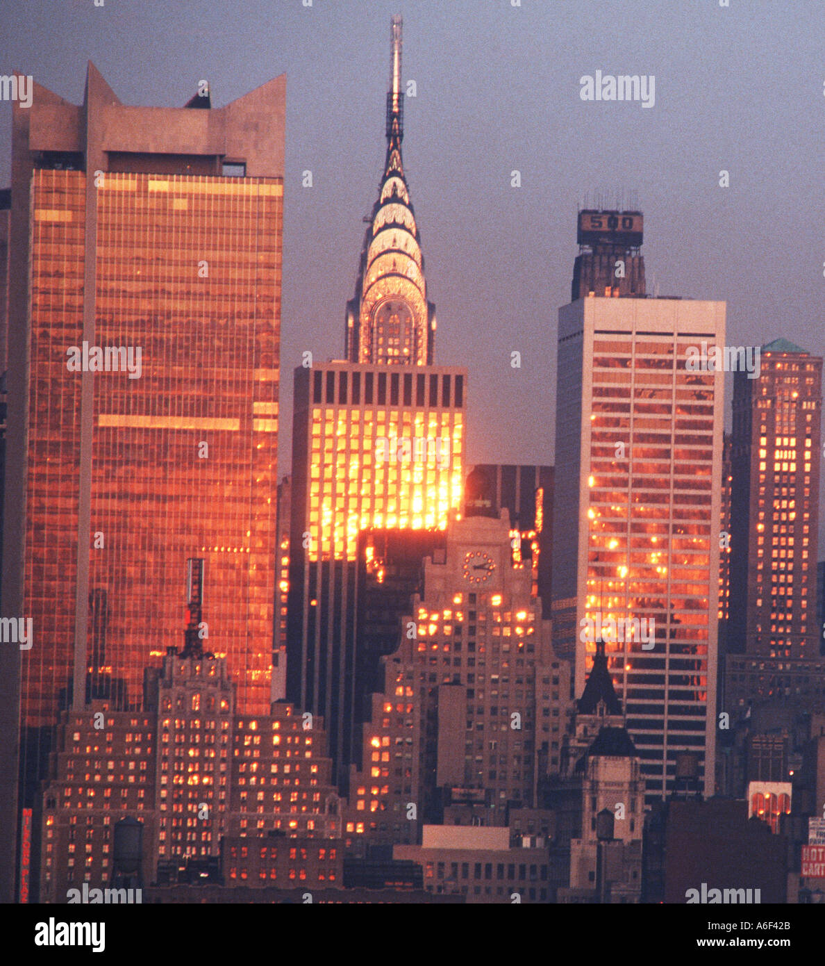 La città di New York skyline di bagliore del tramonto Foto Stock