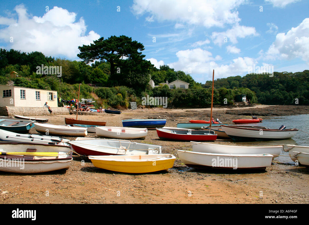 Cornish estuario con piccole imbarcazioni sulla spiaggia Foto Stock