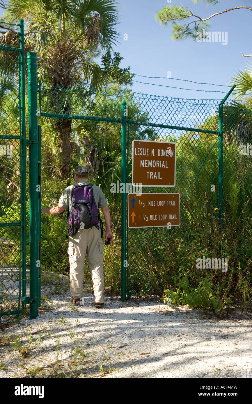 Escursionista entrando in Florida Panther National Wildlife Refuge, Florida Foto Stock