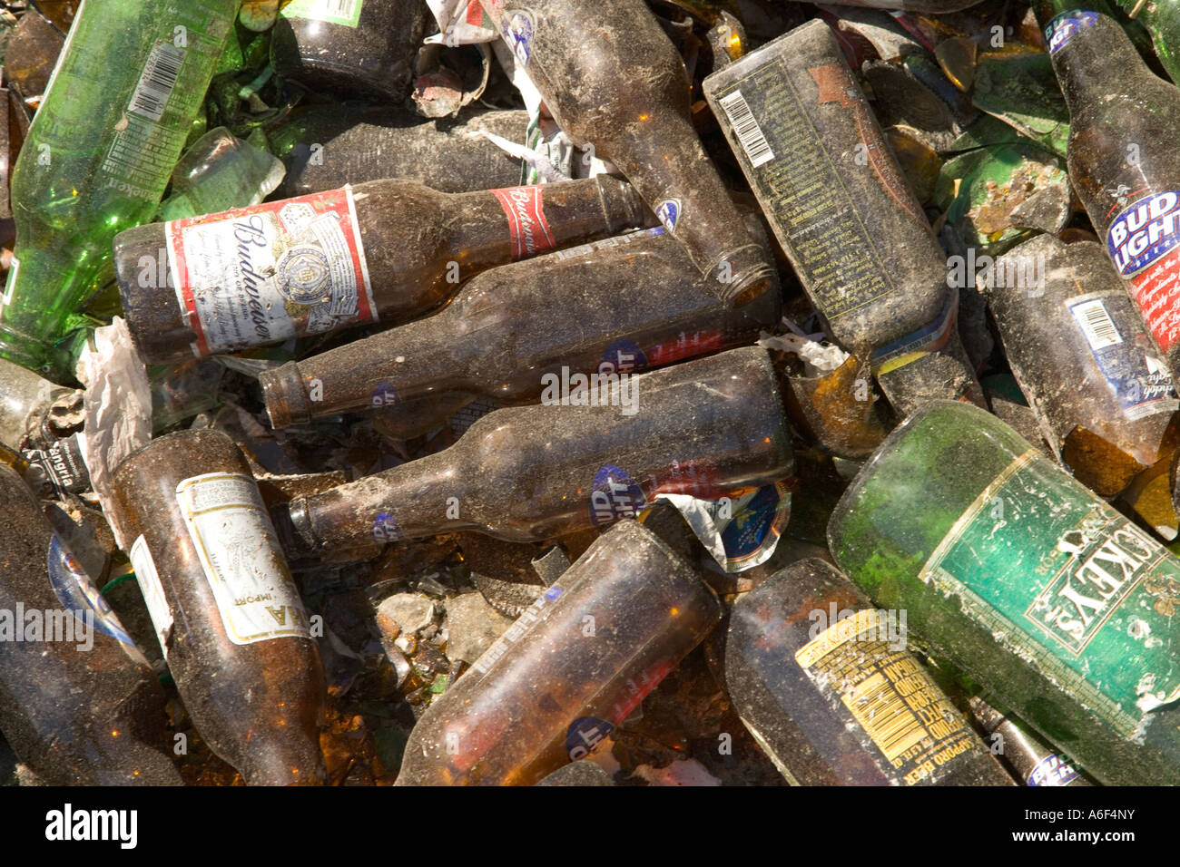 Bottiglie di vetro impilati per il riciclaggio, California. Foto Stock