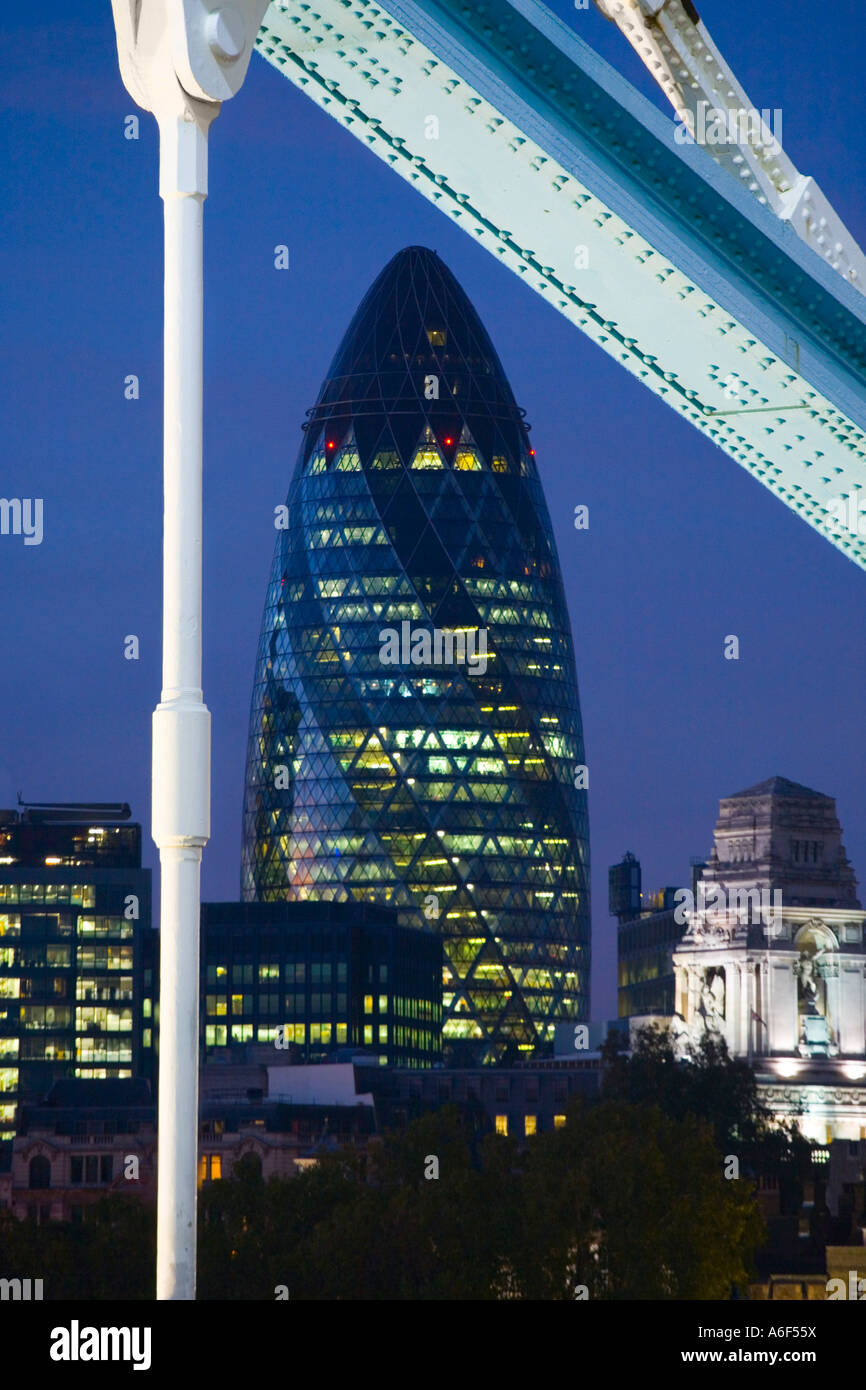 Swiss Re tower foregounded da Tower Bridge Foto Stock