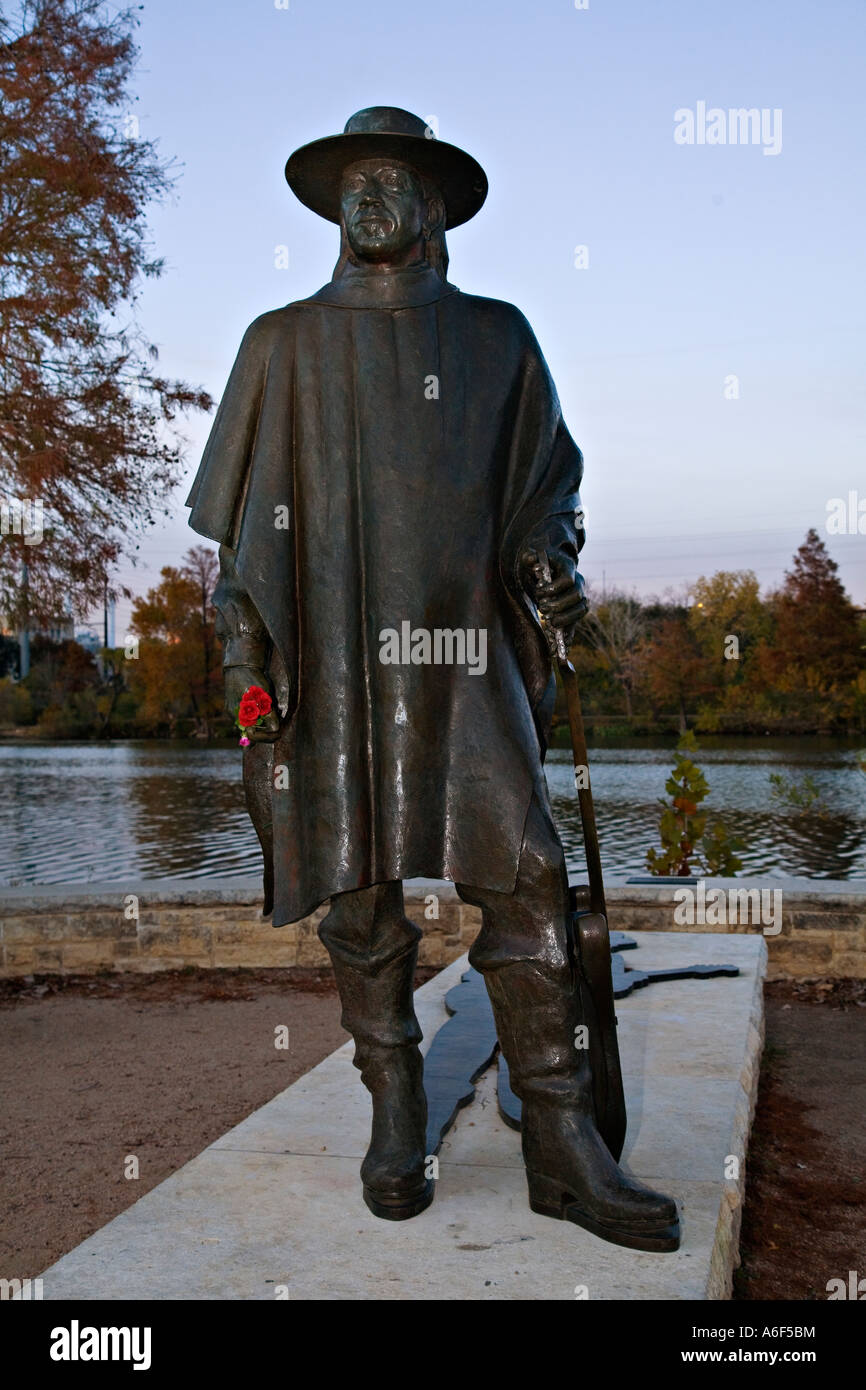 Austin Texas Stevie Ray Vaughan Memorial statua lungo città lago rosso dei fiori in mano statua Foto Stock
