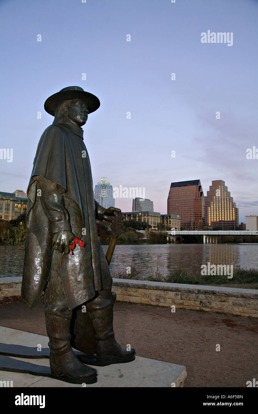 Austin Texas Stevie Ray Vaughan Memorial statua lungo il Town Lake City skyline Congress Street bridge Foto Stock