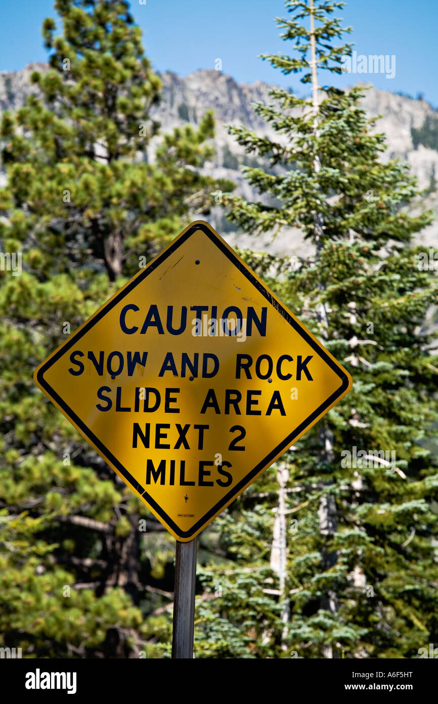 CALIFORNIA Lake Tahoe roccia e neve area diapositiva segno di avvertimento lungo l'autostrada 89 vicino a Eagle Falls Foto Stock