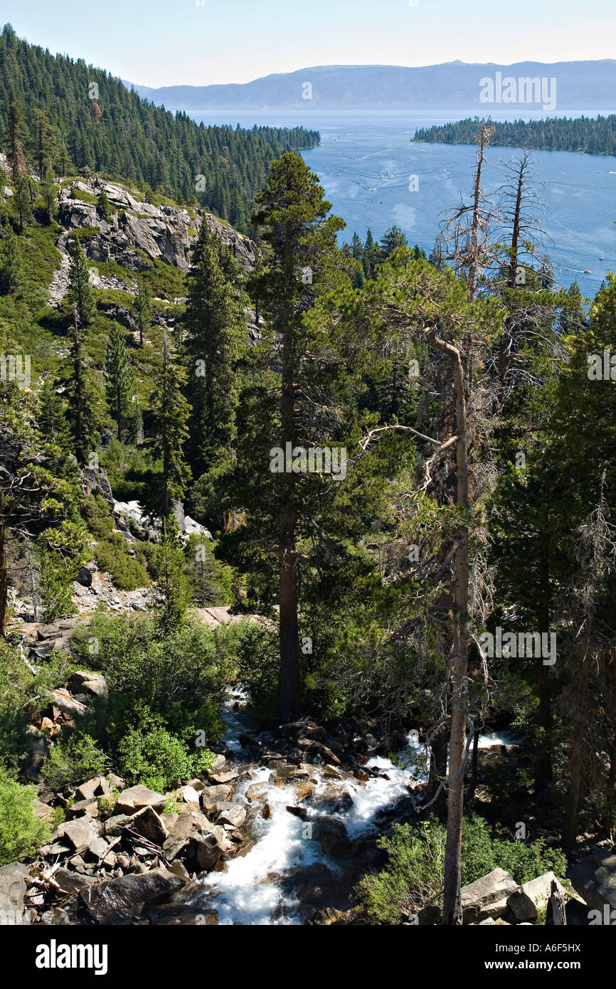 CALIFORNIA Lake Tahoe si affacciano Vista del lago dalla parte superiore della Bassa Eagle Falls vicino autostrada 89 vista di Emerald Bay Foto Stock