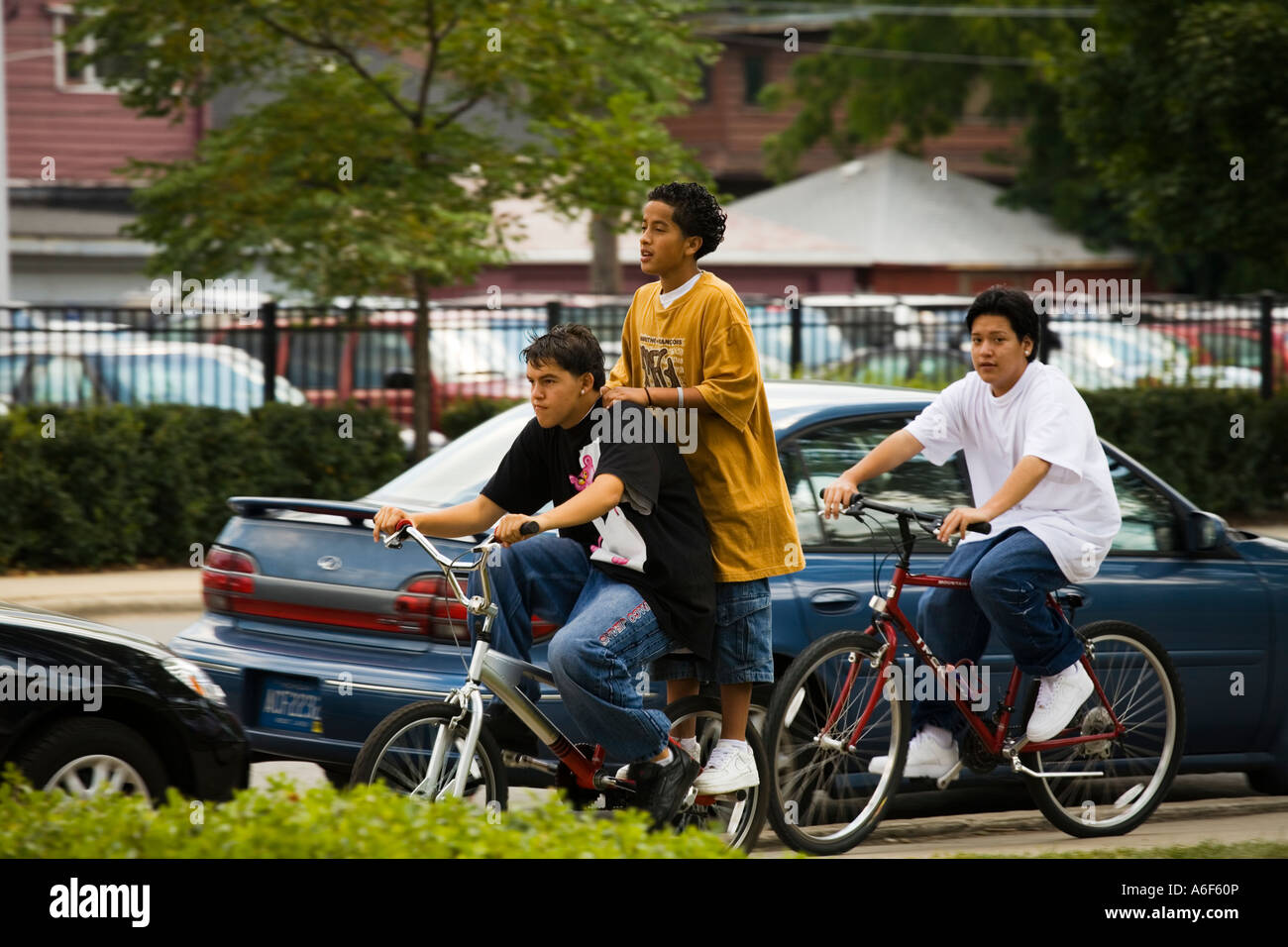 CHICAGO Illinois tre ragazzi ispanici in bici sul marciapiede Andersonville North side Foto Stock