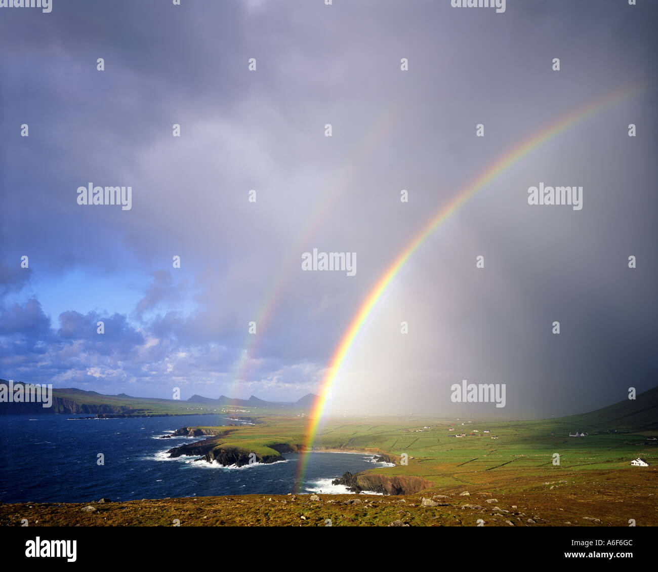 IE - CO. KERRY: Arcobaleno su Ballyferriter Bay sulla penisola di Dingle Foto Stock