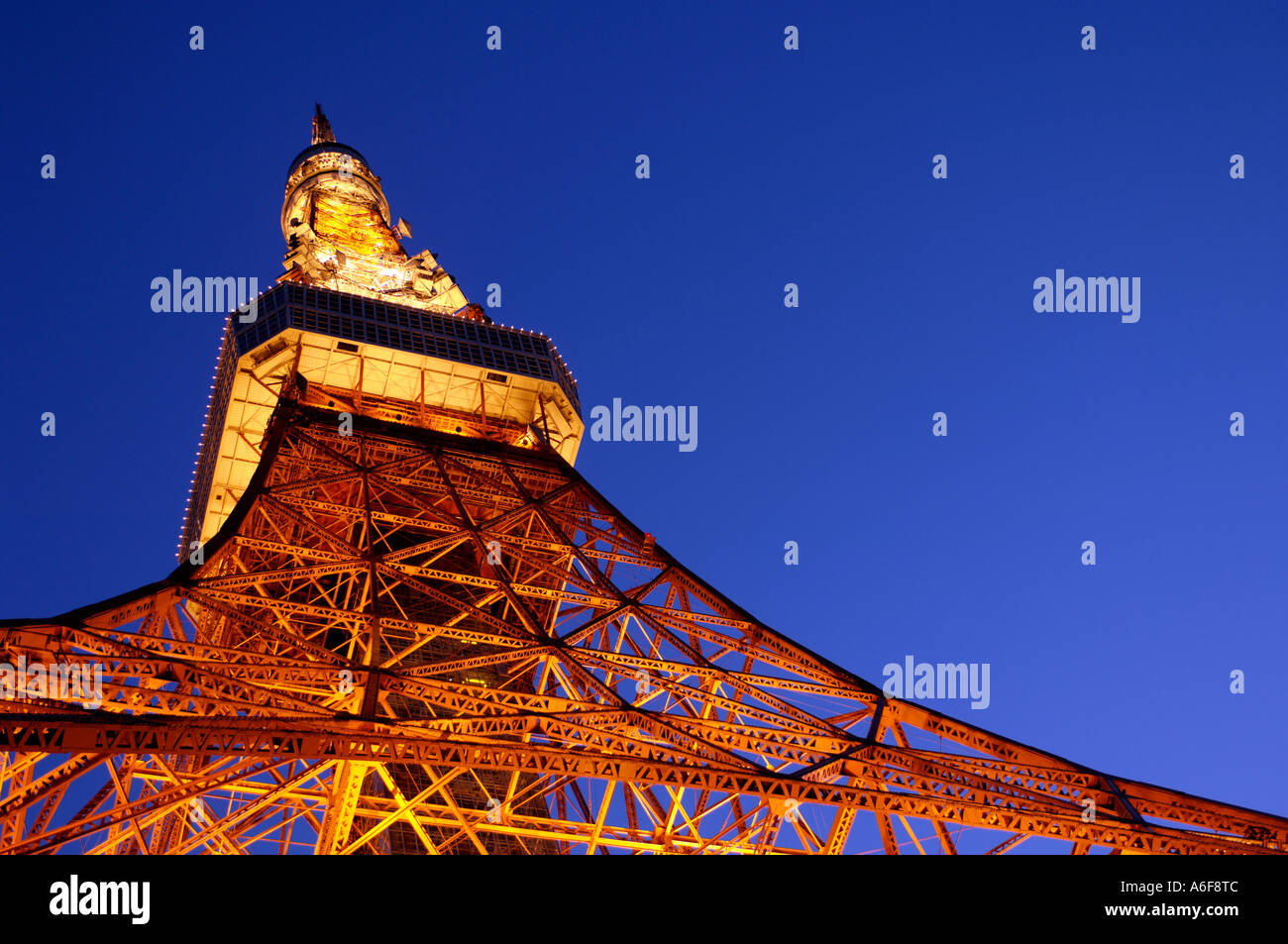 La torre di Tokyo illuminato con luci contro un blu scuro del cielo della sera Foto Stock