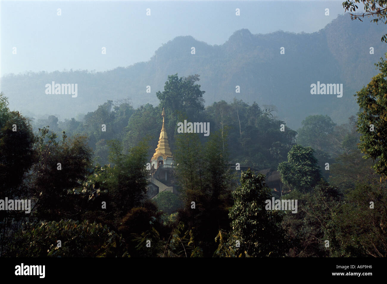 Stupa e le colline di Wat Tham Pha Plong, Chiang Dao, Thailandia Foto Stock