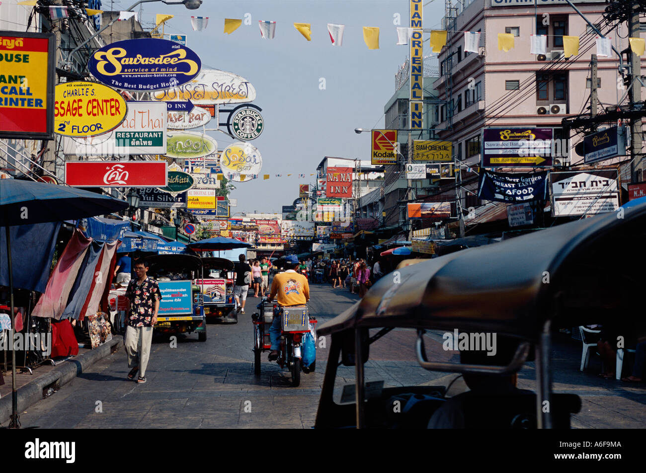 Crazy Kaosan Road, Banglampoo, Bangkok, Thailandia Foto Stock