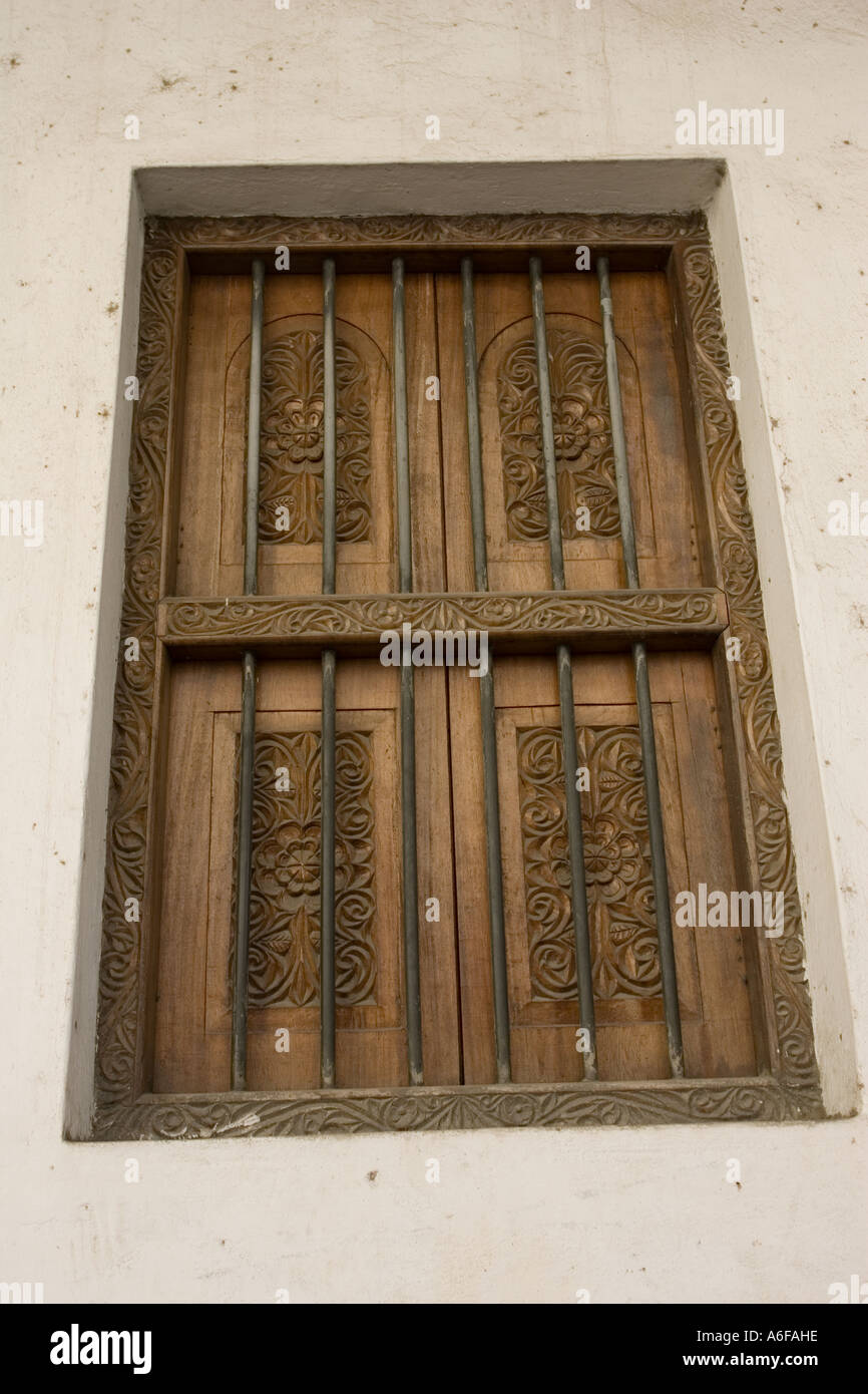 Complessamente intarsiato tradizionale finestra Swahili in Old Town Mombasa Kenya Africa orientale Foto Stock