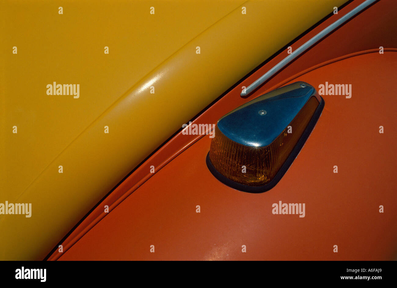 Spiaggia bug. Dettaglio del cofano e parafango della VW bug automobile con lampada ornamentali, Carlsbad, California, Stati Uniti d'America Foto Stock