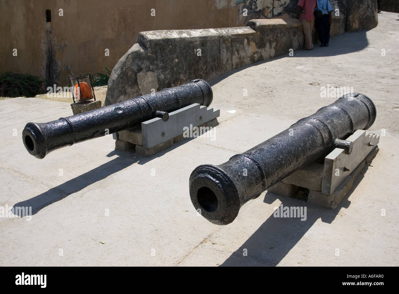 Due antichi cannoni ad ingresso a Fort Jesus Mombasa Kenya Africa orientale Foto Stock