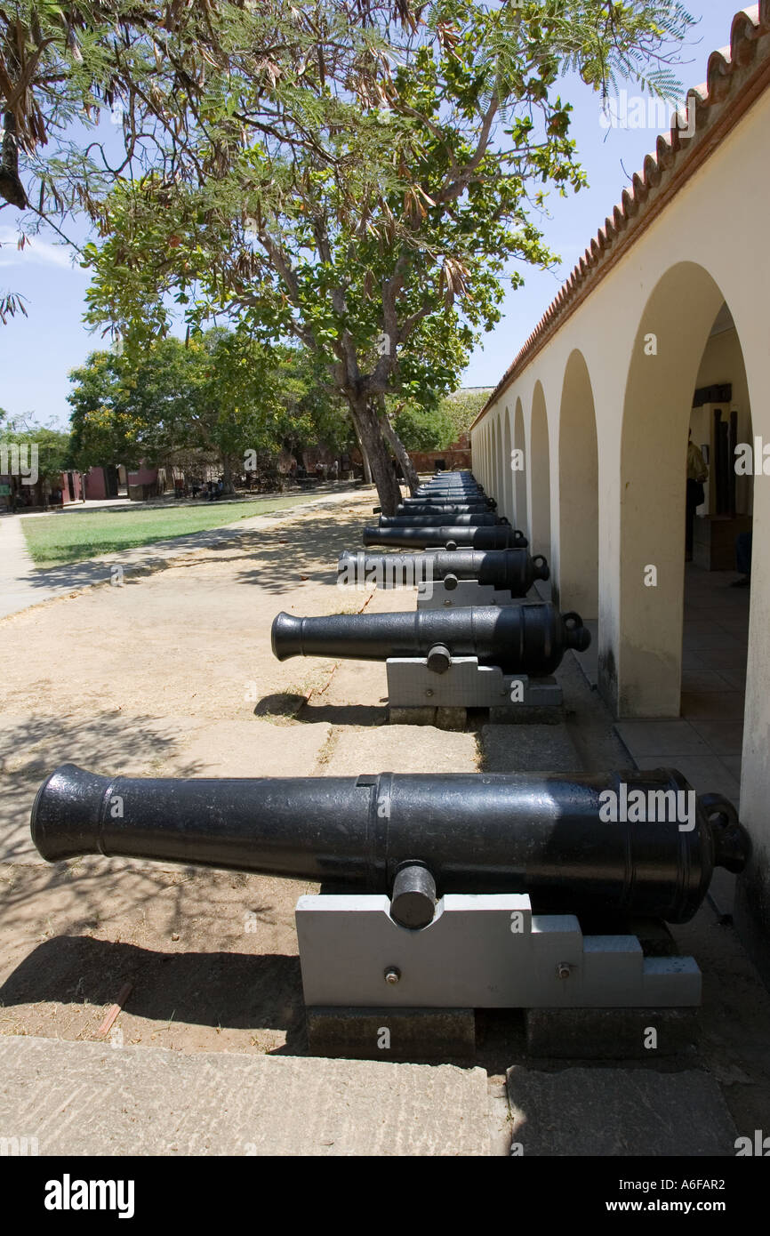 Cannoni antichi all'interno di un presidio di Fort Jesus Mombasa Kenya Africa orientale Foto Stock