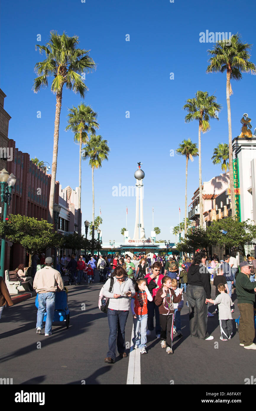 Visitatori, Hollywood Boulevard e crocevia del mondo, Disney MGM Studios Disney World, a Orlando, Florida, Stati Uniti d'America Foto Stock