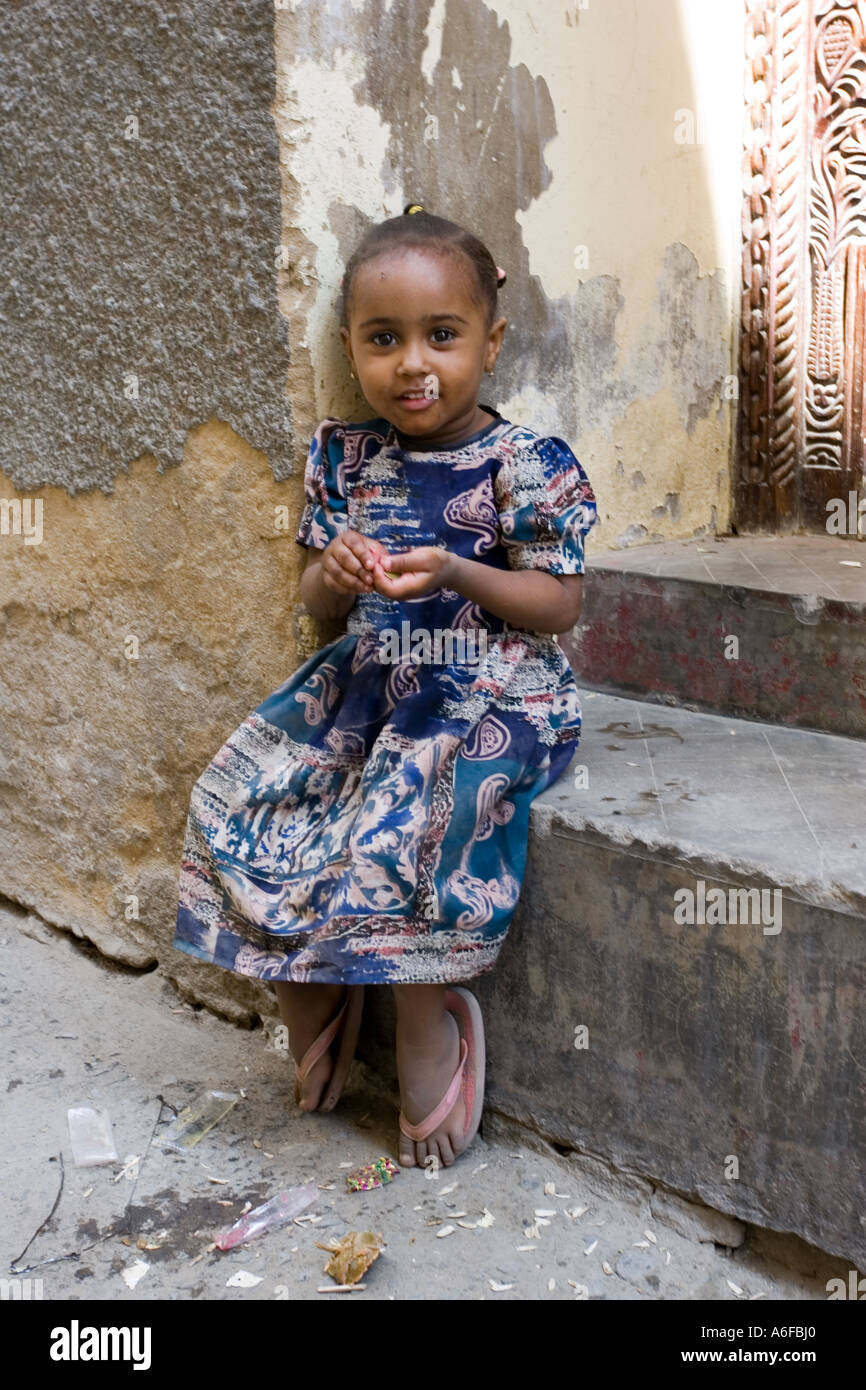 I giovani lo Swahili ragazza seduta nella strada stretta nella città vecchia di Mombasa Kenya Africa orientale Foto Stock