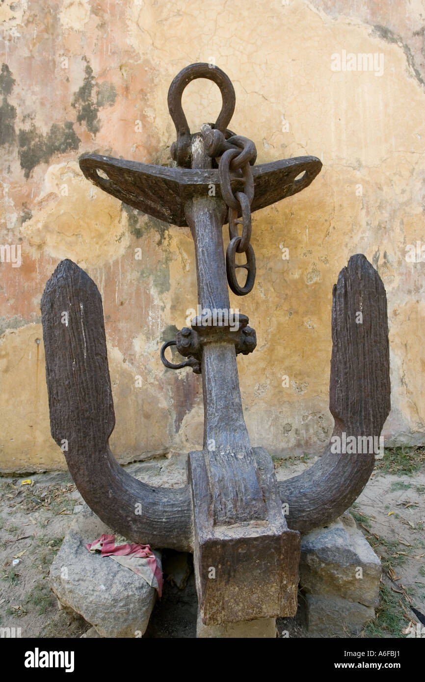 Il vecchio elemento di ancoraggio al di fuori di Fort Jesus Mombasa Kenya Africa orientale Foto Stock