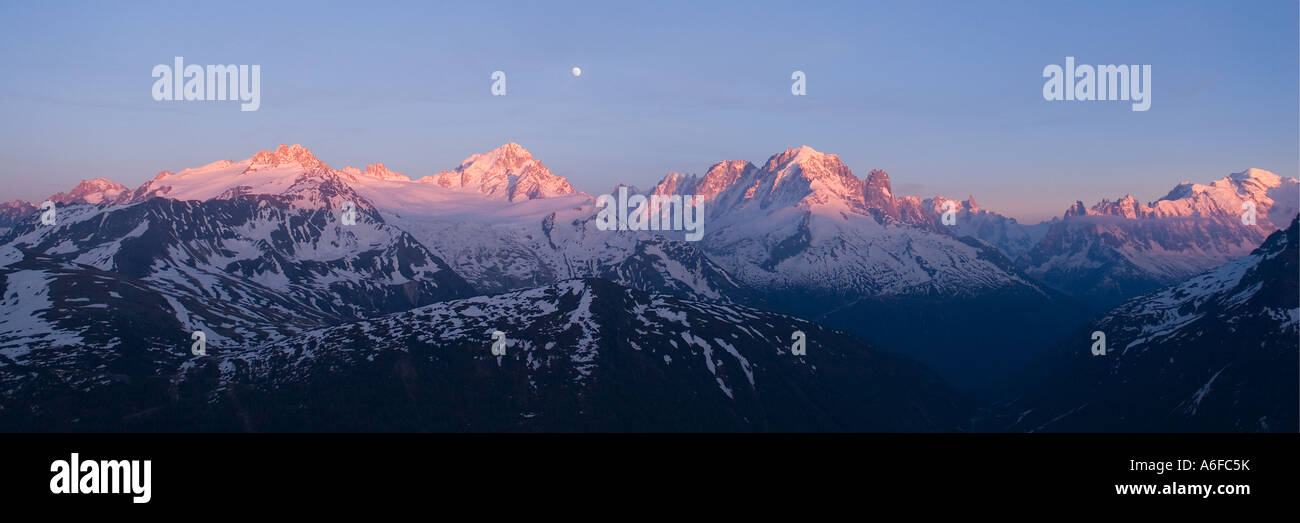 Un panorama della catena del Monte Bianco al tramonto nelle Alpi francesi  Foto stock - Alamy