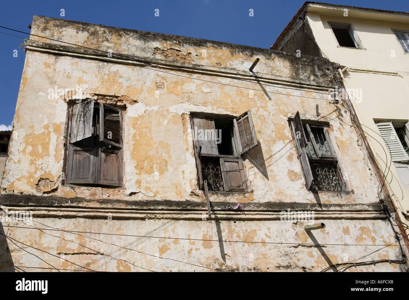 Windows nel vecchio edificio nella città vecchia di Mombasa Kenya Foto Stock