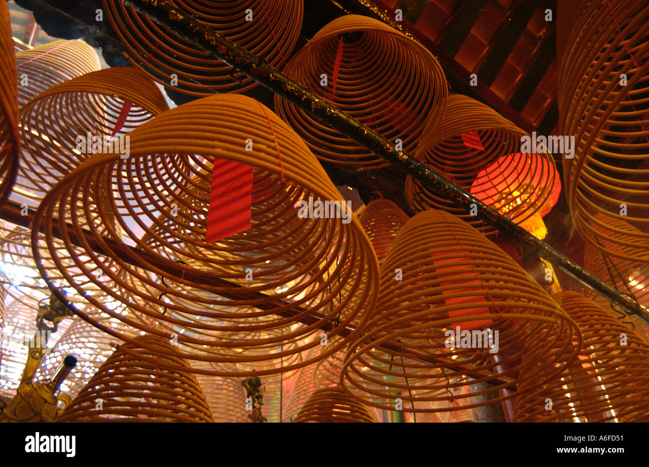 Grande a forma di campana incenso a spirale bobine all'interno del Tempio di Man Mo, Hollywood Road, Cat Street, Isola di Hong Kong, Cina, Estremo Oriente, Foto Stock