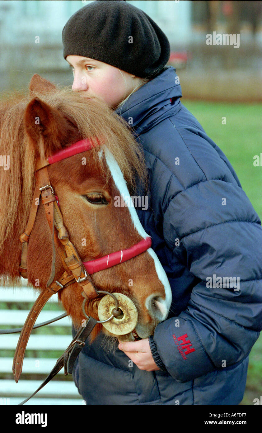 Ragazza prendersi cura di un cavallo Foto Stock