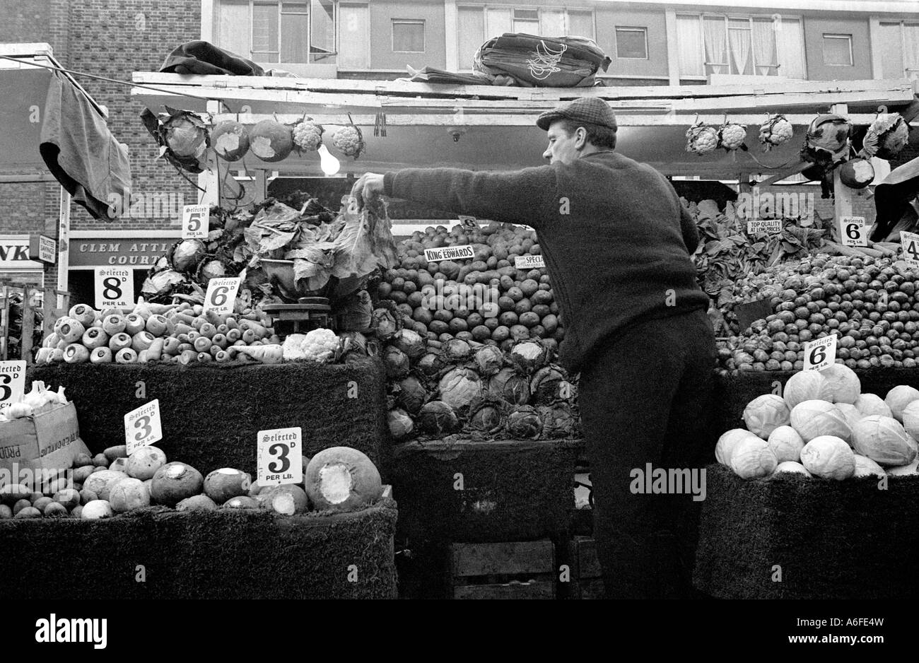 Pressione di stallo di mercato nel North End Road Fulham London Regno Unito 1967. Foto Stock