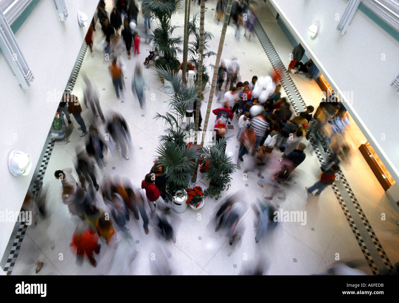 Motion blur Movement capture di 1990 acquirenti nel Lakeside Shopping Centre vista dall'alto che guarda in basso al trafficato centro commerciale Lower Thurrock Essex Inghilterra Regno Unito Foto Stock