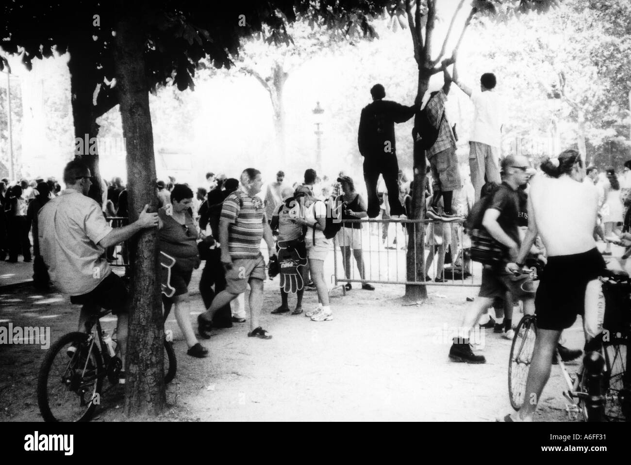 Il francese round up di spettatori a champs elyse parigi francia Foto Stock