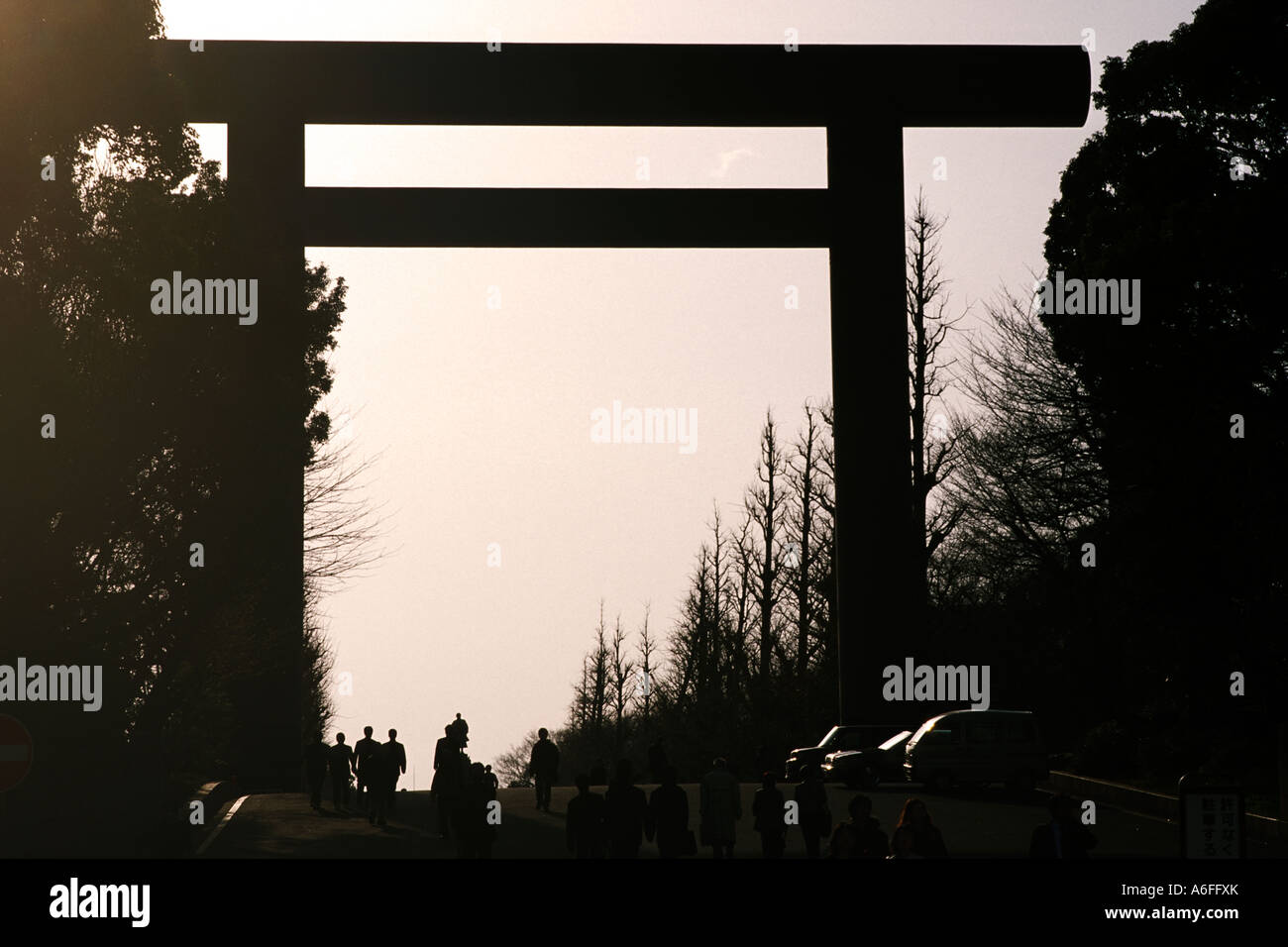 Il principale torii gate del Santuario Yasukuni Tokyo Foto Stock