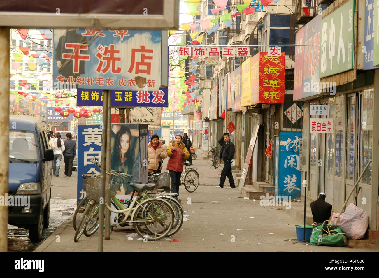 Davvero saturato street con i colori della decorazione writtings segni di sporco e le immagini di persone nel nord della Cina Foto Stock