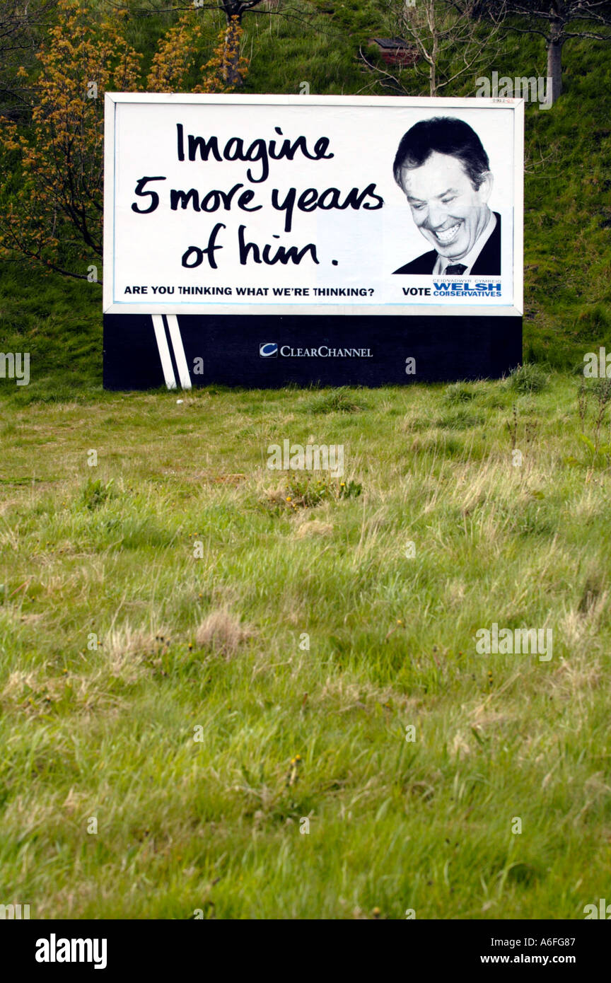 Conservatore gallese cartellone elettorale raffigurante un grinning Tony Blair su un pezzo di terra di rifiuti a Ebbw Vale South Wales UK Foto Stock