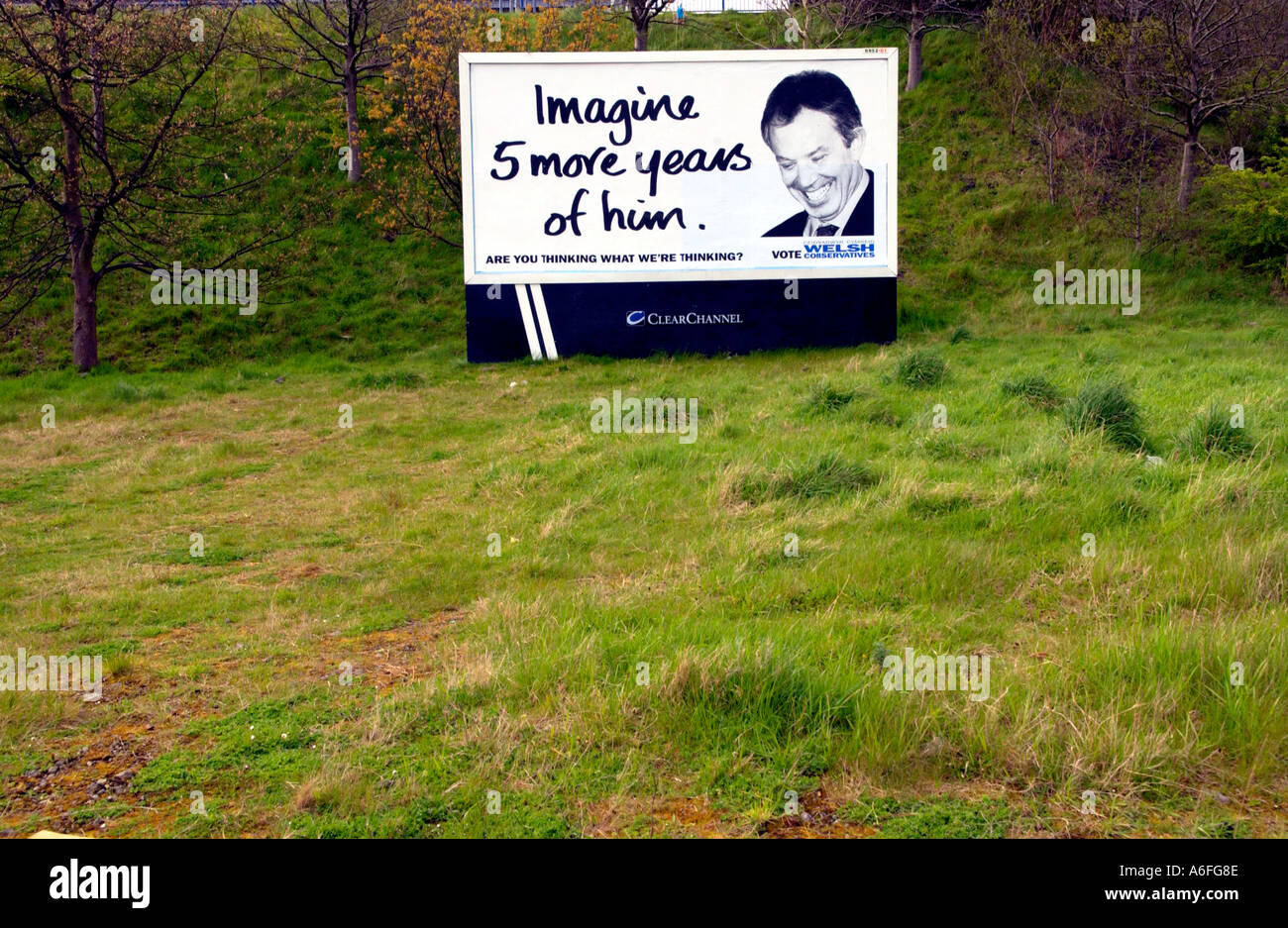 Conservatore gallese cartellone elettorale raffigurante un grinning Tony Blair su un pezzo di terra di rifiuti a Ebbw Vale South Wales UK Foto Stock