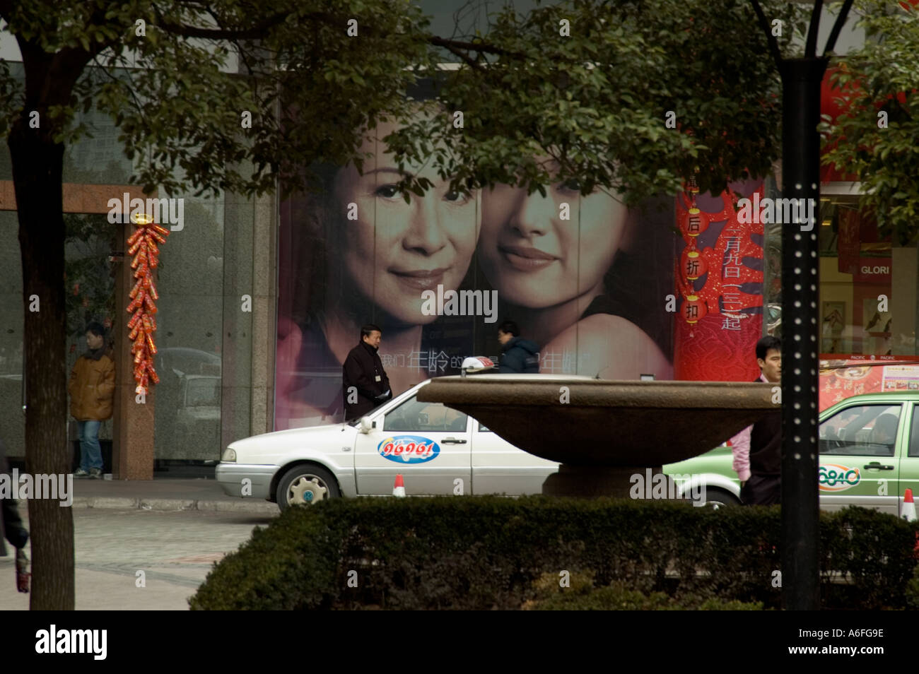 Shanghai downtown fashion billboard all'entrata di un centro commerciale per lo shopping Foto Stock