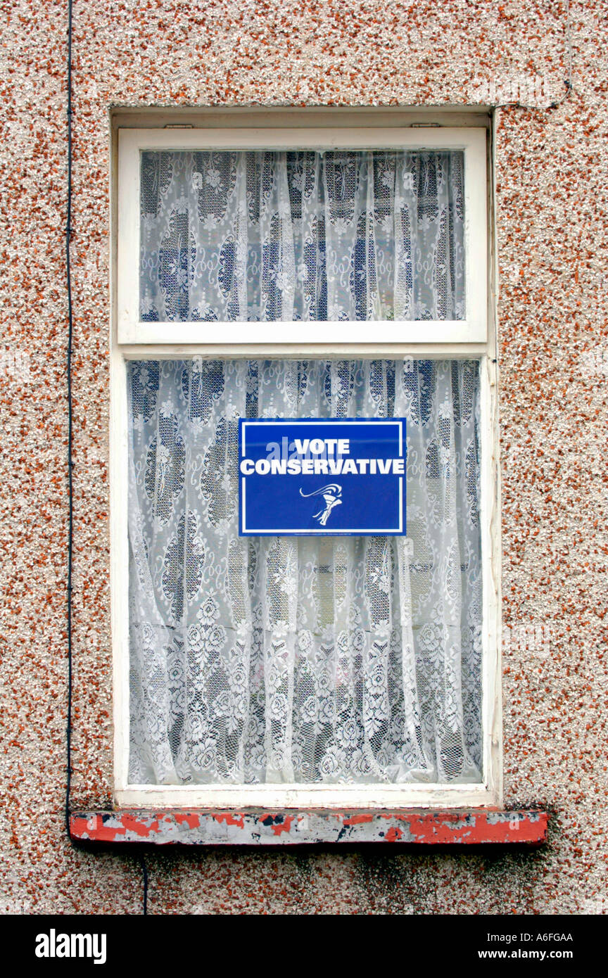 Conservatore generico cartellone elettorale nella finestra di una casa a schiera newport gwent South Wales UK Foto Stock