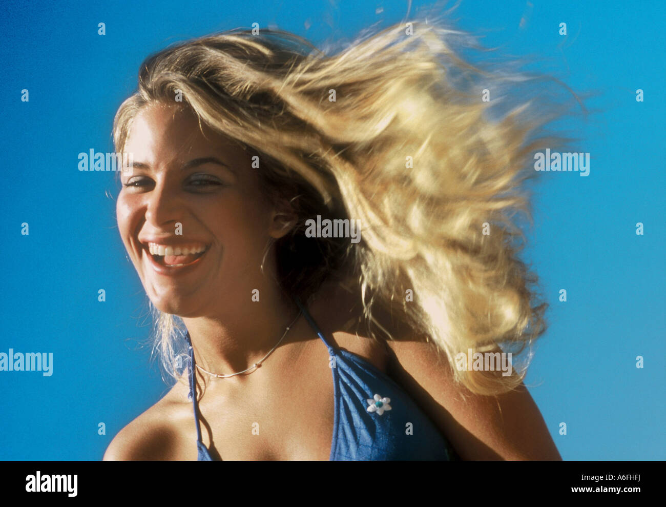 Ridendo donna bionda in spiaggia Foto Stock