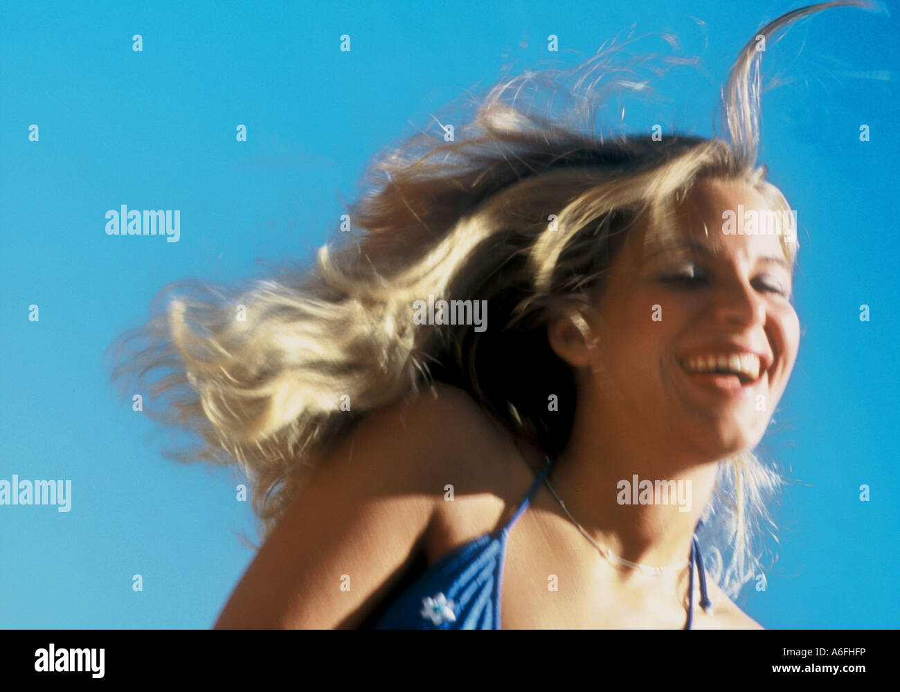 Ridendo donna alla spiaggia Foto Stock