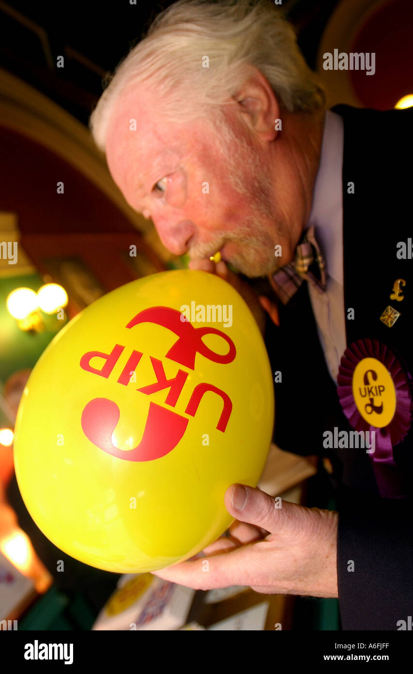 Un salvataggio della sterlina a palloncino viene gonfiato a UK Independence Party UKIP 2004 conferenza presso la COLSTON HALL BRISTOL 10 Ott 2004 Foto Stock